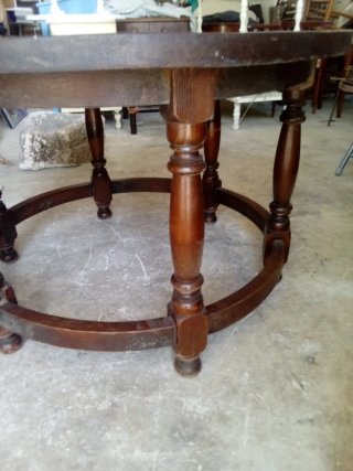 Mesa redonda de madera