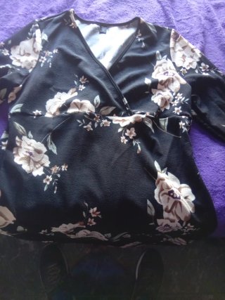 Vestido cruzado estampado floral negro