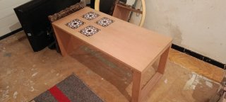 Tavolino in legno di faggio con piastrelle