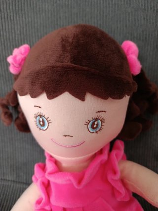 Muñeca de trapo y 2 peluches