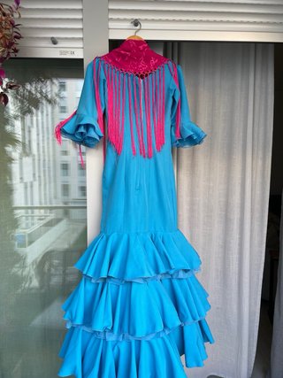 Traje de flamenca azul con mantoncillo rosa talla