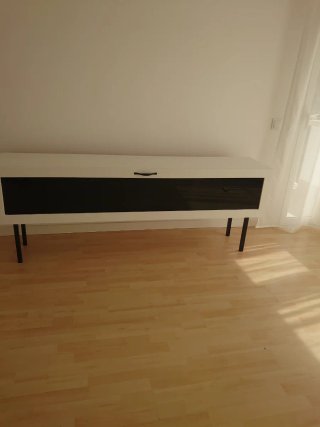 Mueble de salón blanco y negro