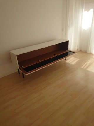 Mueble de salón blanco y negro