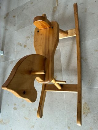 Caballito de madera mecedora