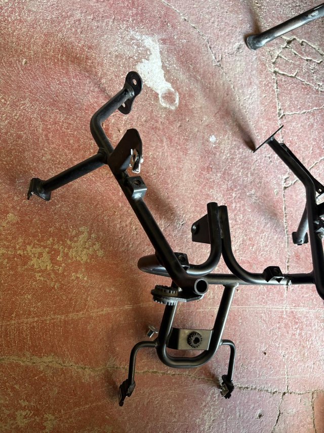 Araña Benelli TRK 502 soporte frontal
