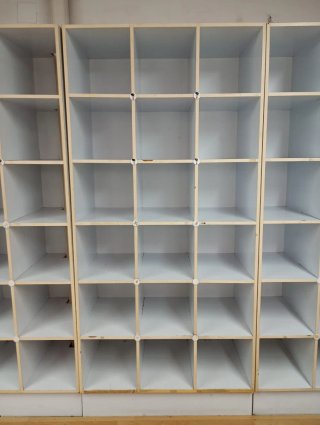 Estanterías modulares blancas y beige