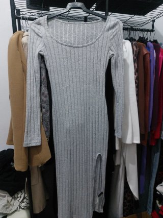 Vestido largo gris de canalé con abertura