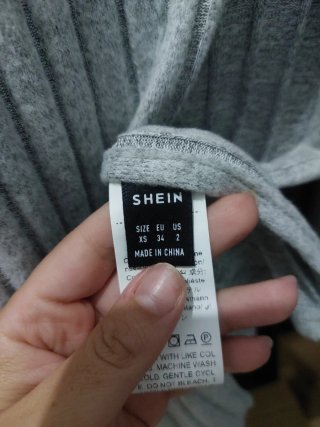 Vestido largo gris de canalé con abertura