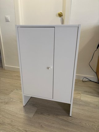 Mueble blanco con puertas baggebo