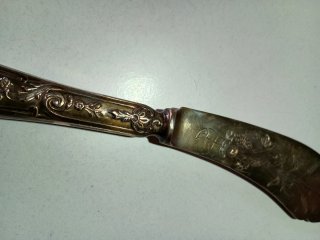 Cuchillo curvo de plata con grabado