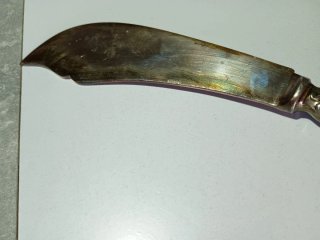 Cuchillo curvo de plata con grabado