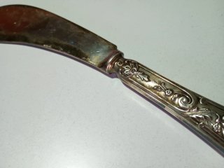 Cuchillo curvo de plata con grabado