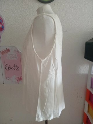 Blusa blanca con flecos y encaje