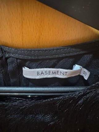Linda blusa BASEMENT negra con flecos