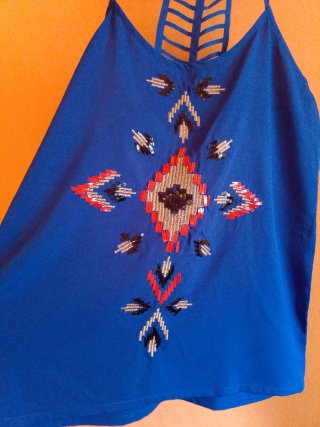 Blusa azul con bordado talla M