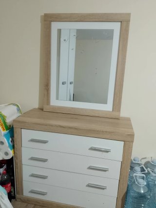 Cajonera de madera con espejo