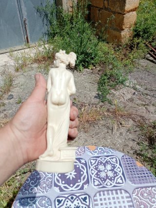 Statue di donne classiche in resina