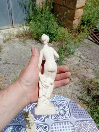Statue di donne classiche in resina