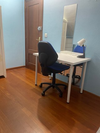 Se alquila habitacion.
