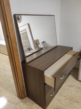 Cómoda de madera con espejo