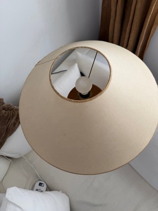 Lámpara de pie de madera y tela