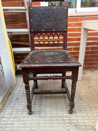 Sillas antiguas de madera maciza talladas