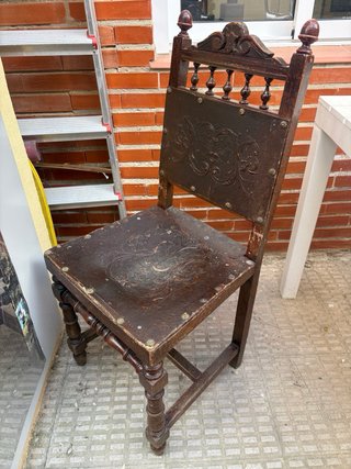 Sillas antiguas de madera maciza talladas