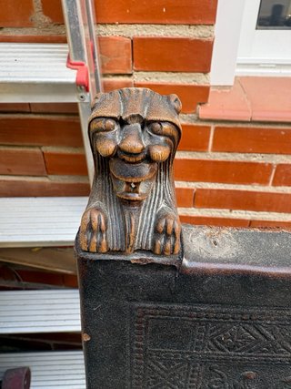Sillas antiguas de madera maciza talladas