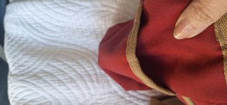 Bolso rojo y marrón