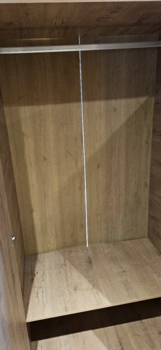 Armario de madera marrón
