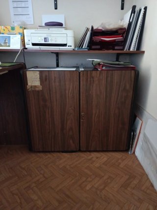 Mesa de oficina y mueble auxiliar