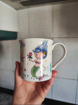 Taza de porcelana con sirenita