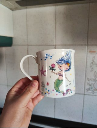 Taza de porcelana con sirenita