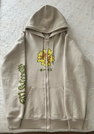 Sudadera beige con estampado de flor
