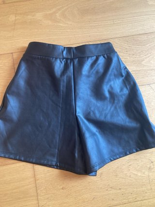 Pantalones cortos efecto piel negros