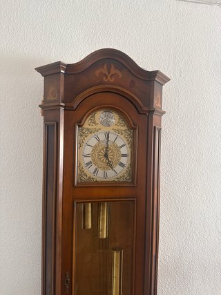 Reloj de pie antiguo de madera