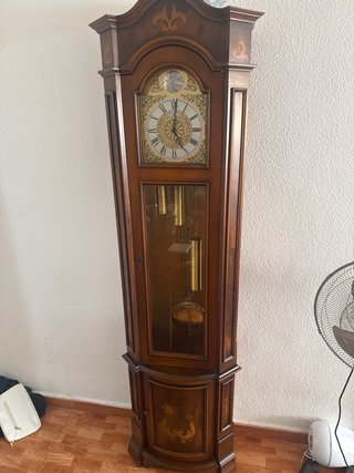 Reloj de pie antiguo de madera
