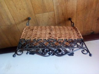 Revistero antiguo hierro forjado y mimbre