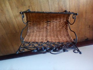 Revistero antiguo hierro forjado y mimbre