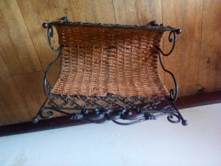 Revistero antiguo hierro forjado y mimbre