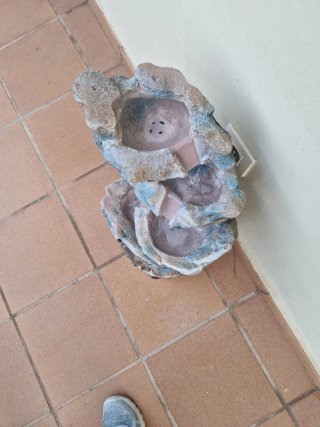 Fuente decorativa de roca con cascada