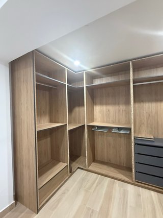 Gran vestidor de madera y metal