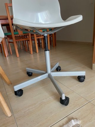Sedie moderne bianche e in legno
