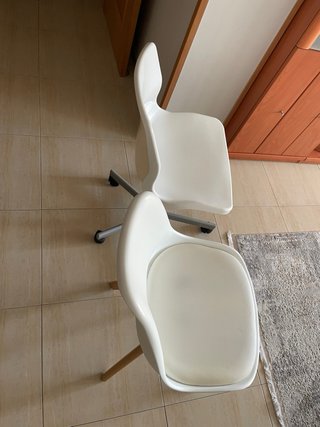 Sedie moderne bianche e in legno
