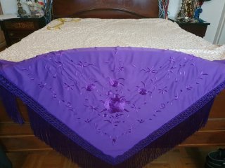 Manton Mantoncillo Morado Bordado