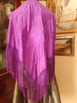 Manton Mantoncillo Morado Bordado