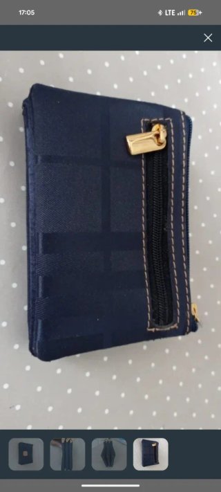 Monedero azul con compartimentos