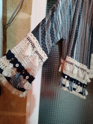 Cárdigan flecos y encaje beige y marino