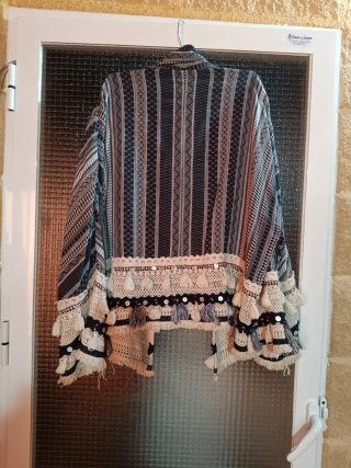 Cárdigan flecos y encaje beige y marino