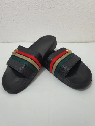 Sandalias negras con rayas multicolor y calavera